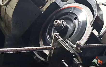 How does a recirculating ball screw transmit linear movement